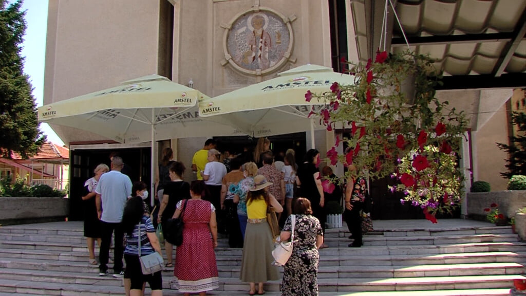 Битолчани со молитва и свеќа за здравје го празнуваат денешниот ден посветен на Света Петка 3 00013729 01.MOV.00 31 29 26.Still001