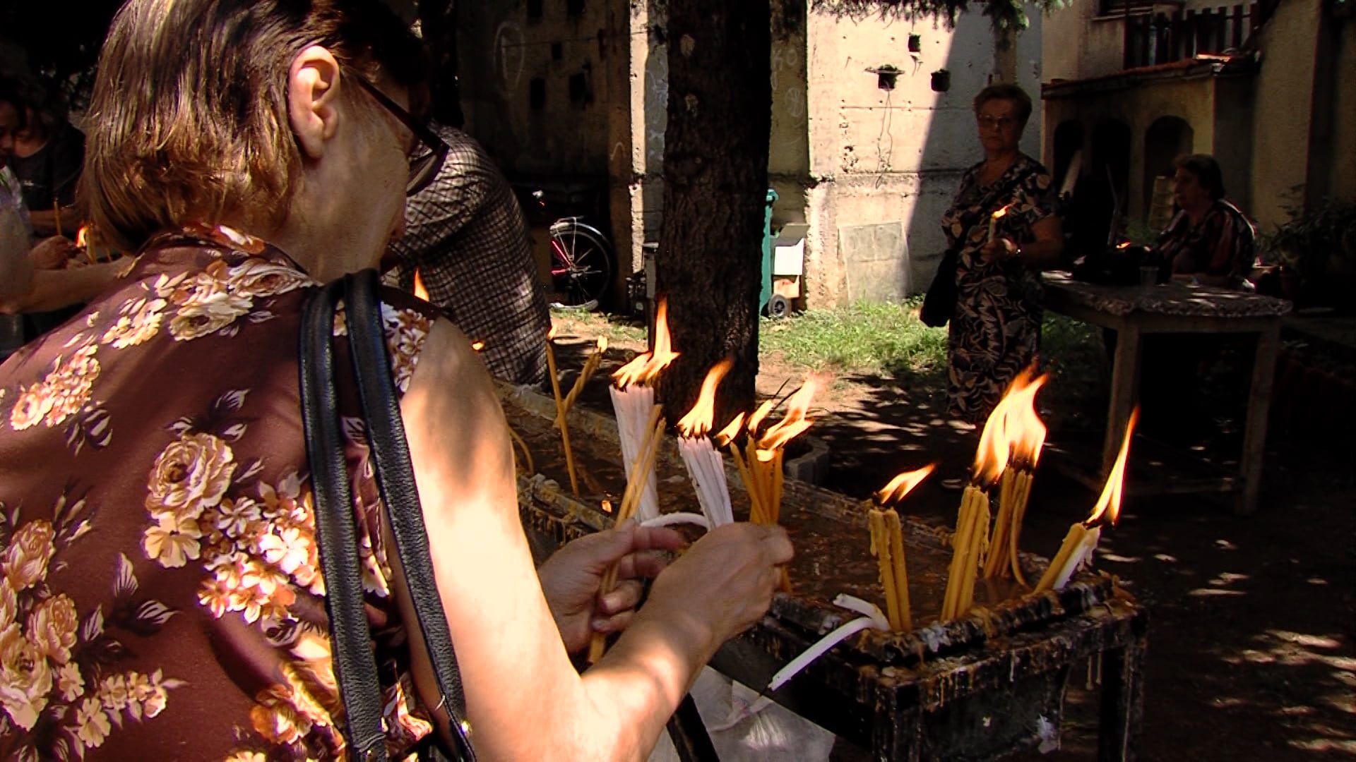 Битолчани со молитва и свеќа за здравје го празнуваат денешниот ден посветен на Света Петка 11 00013731 01.MOV.00 32 06 04.Still001