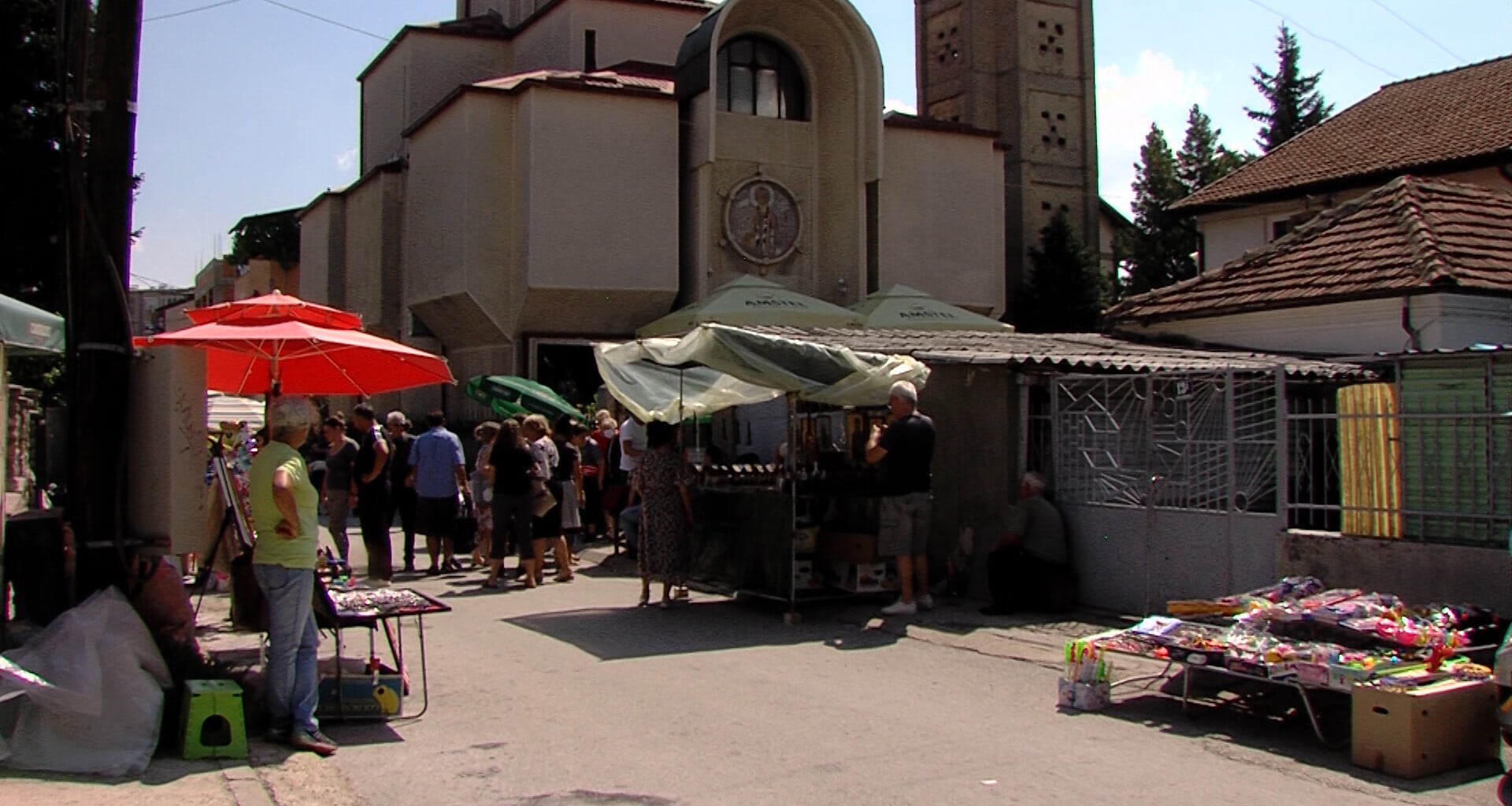 00013737 01.MOV.00 33 41 21.Still001