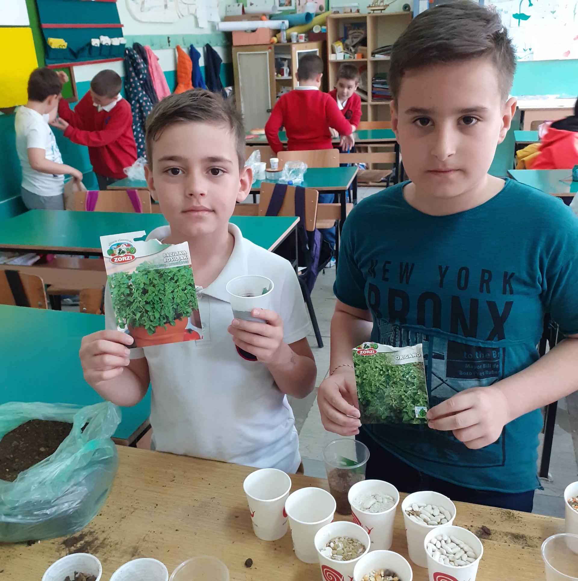 Тикви, домати, пченка во училишната градина на ООУ „Елпида Караманди“ Битола ќе ги пречекаат учениците кои ги засадија 21 277707925 7315429561865357 5173488055927827990 n