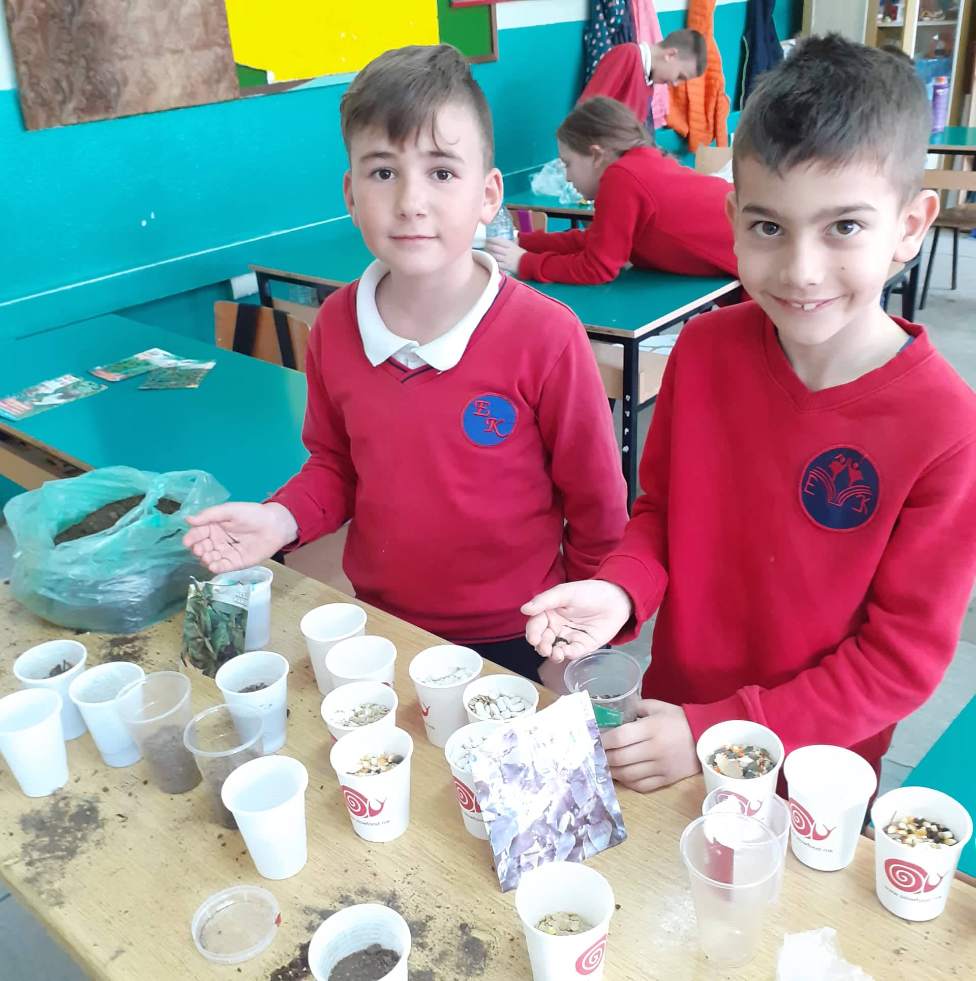 Тикви, домати, пченка во училишната градина на ООУ „Елпида Караманди“ Битола ќе ги пречекаат учениците кои ги засадија 22 278660117 1450792948656958 2256204672828370201 n