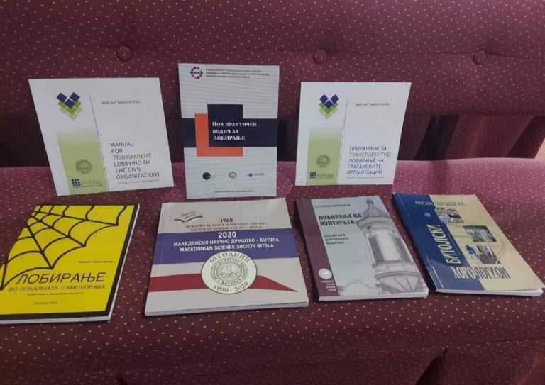 Битолскиот новинар-публицист, Марјан Танушевски донираше свои авторски дела во охридската библиотека 5 Screenshot 20220809 151356 Gallery 768x543 1