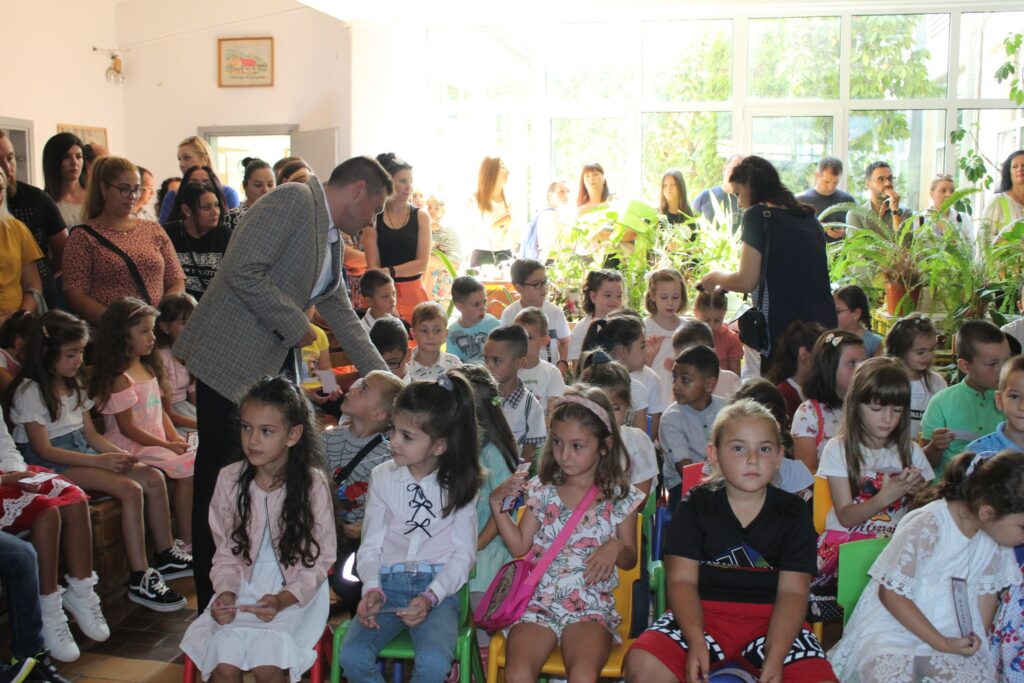 И оваа учебна година бесплатна едногодишна членарина од библиотеката за првачињата и учениците во прва година средно образование 4 305028724 10160319535248679 7317513304160484200 n