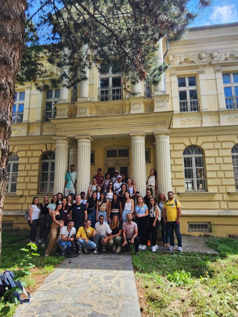 Македонски и израелски студенти по архитектура ги проучуваат зградите кои некогаш биле домови и дуќани на Битолските евреи 6 305166580 10216853262802462 8484295743663986919 n