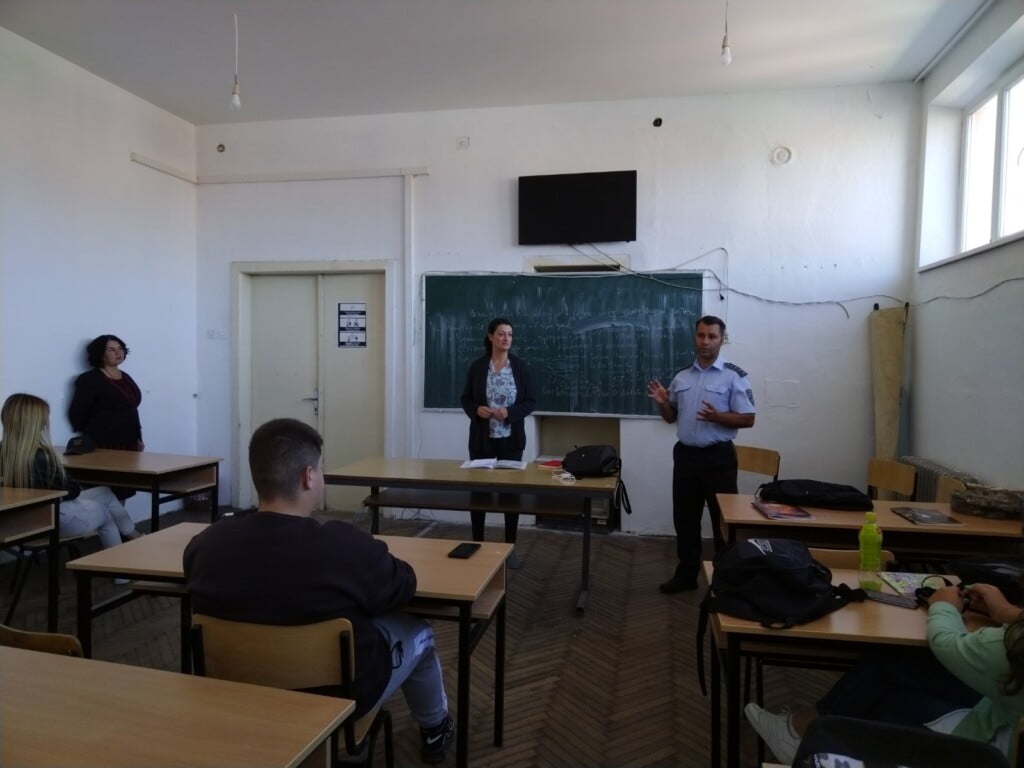 Борба против дрогата - едукативна трибина на СВР Битола во СОУ „Таки Даскало“ 3 307281073 397668629210337 4112744026832373500 n