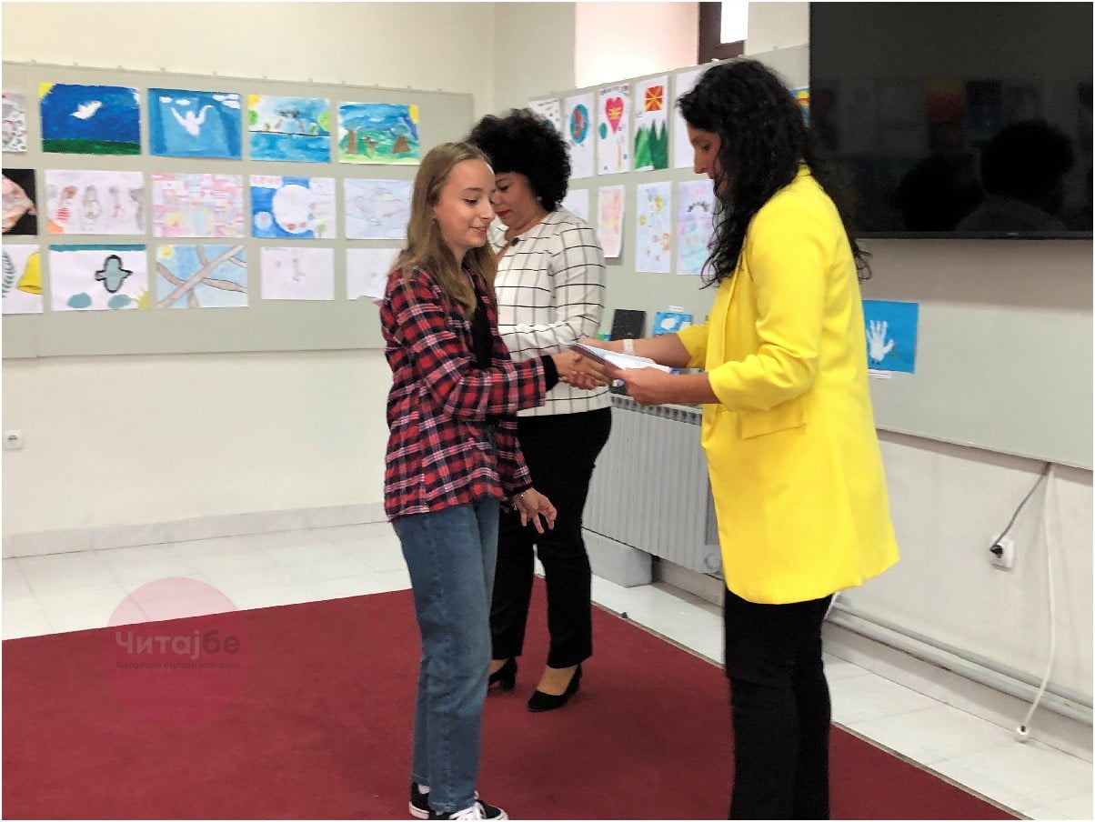 Доделени наградите за изложбата „Цртаме за мир“ во чест на Татјана Петрова 13 izlozba rotari 11