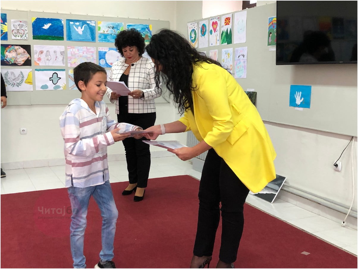 Доделени наградите за изложбата „Цртаме за мир“ во чест на Татјана Петрова 14 izlozba rotari 12