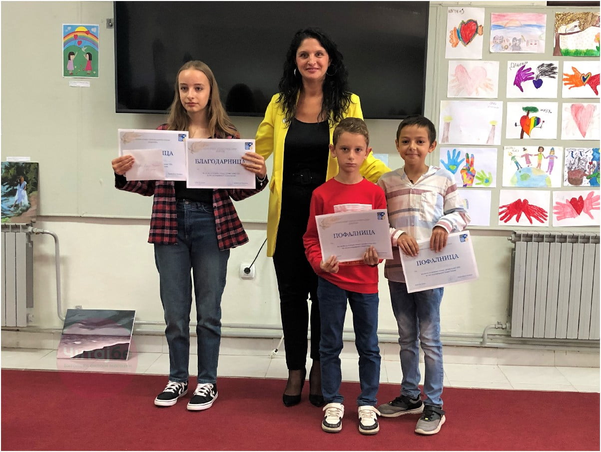 Доделени наградите за изложбата „Цртаме за мир“ во чест на Татјана Петрова 16 izlozba rotari 14