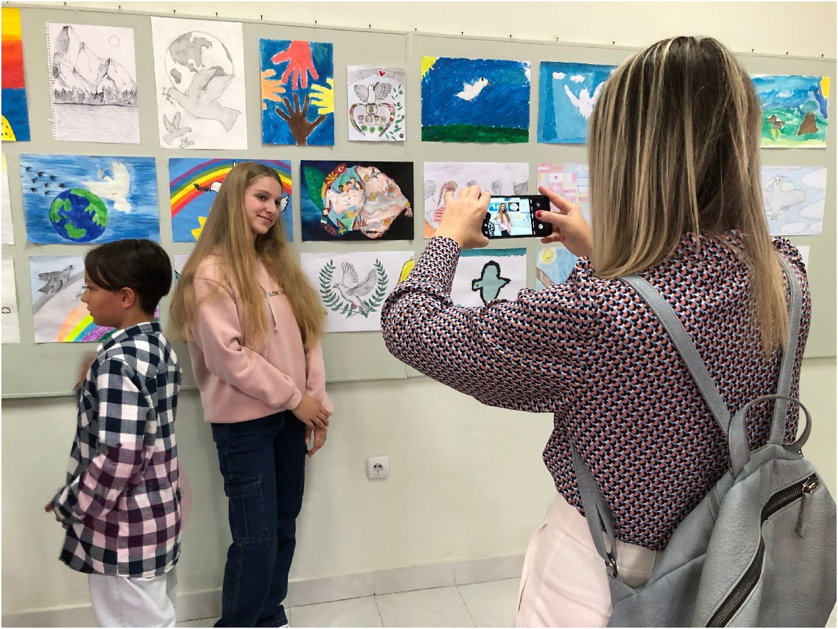 Доделени наградите за изложбата „Цртаме за мир“ во чест на Татјана Петрова 20 izlozba rotari 18