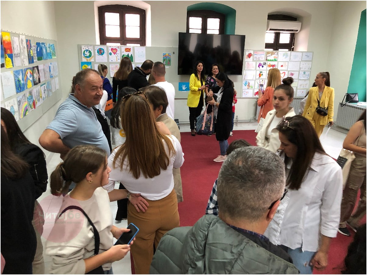 Доделени наградите за изложбата „Цртаме за мир“ во чест на Татјана Петрова 23 izlozba rotari 22