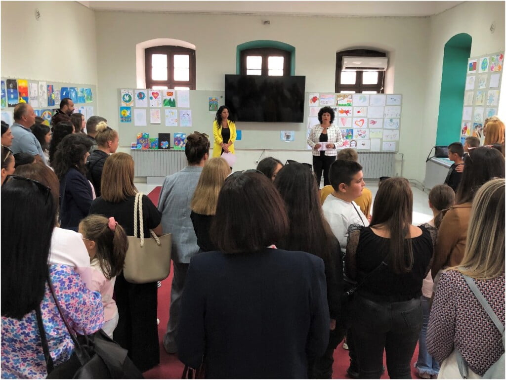 Доделени наградите за изложбата „Цртаме за мир“ во чест на Татјана Петрова 3 izlozba rotari 7