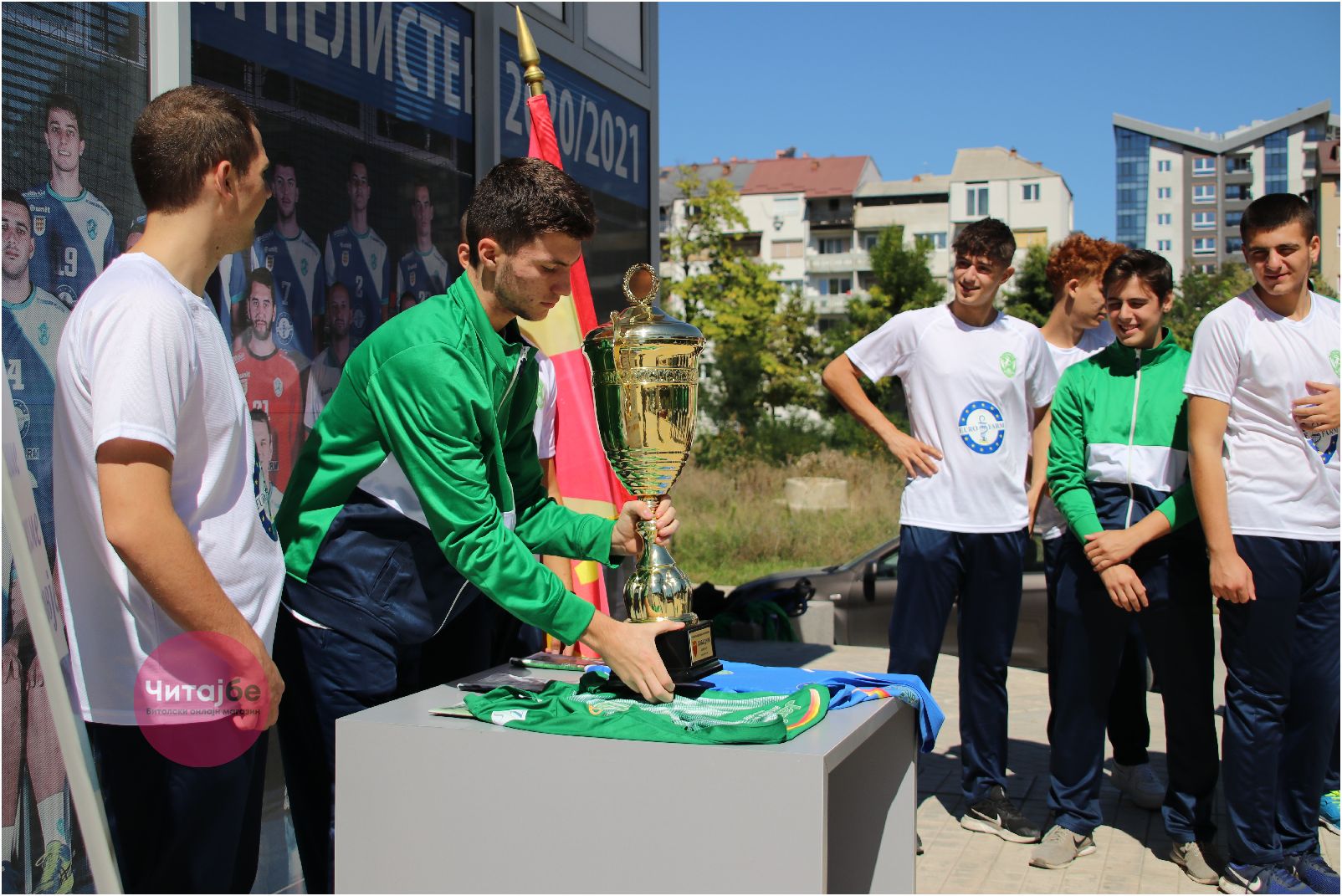 Битолчани се фотографираа со пехарот од Суперкупот кој го освои Еурофарм Пелистер 12 pehar 10