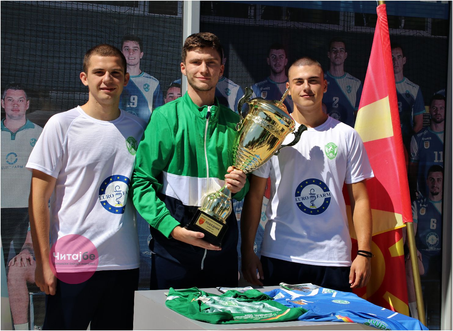 Битолчани се фотографираа со пехарот од Суперкупот кој го освои Еурофарм Пелистер 13 pehar 11