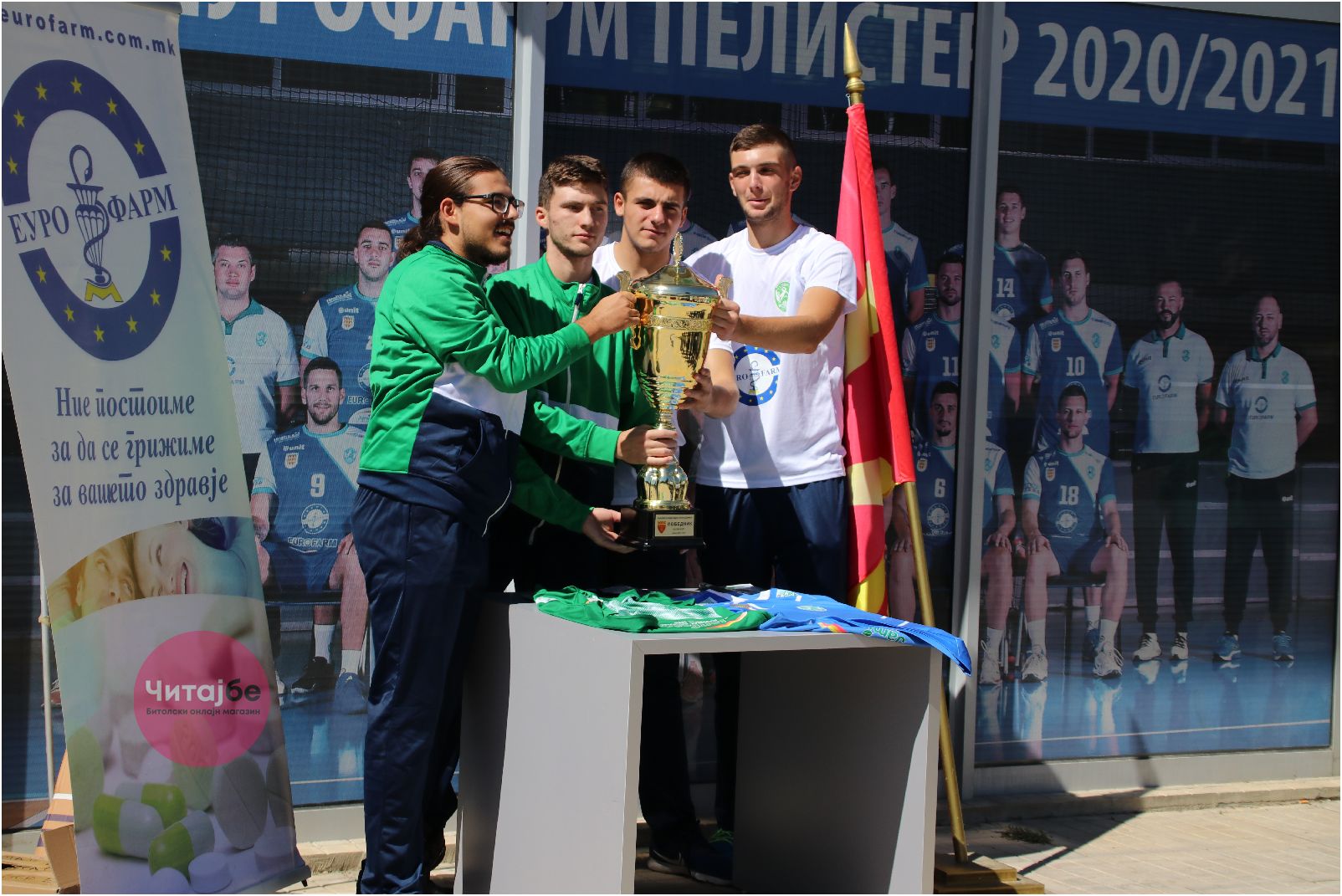 Битолчани се фотографираа со пехарот од Суперкупот кој го освои Еурофарм Пелистер 15 pehar 13