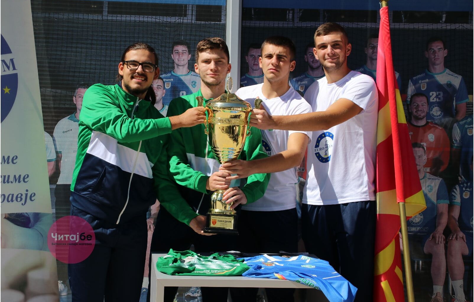 Битолчани се фотографираа со пехарот од Суперкупот кој го освои Еурофарм Пелистер 1 pehar 14