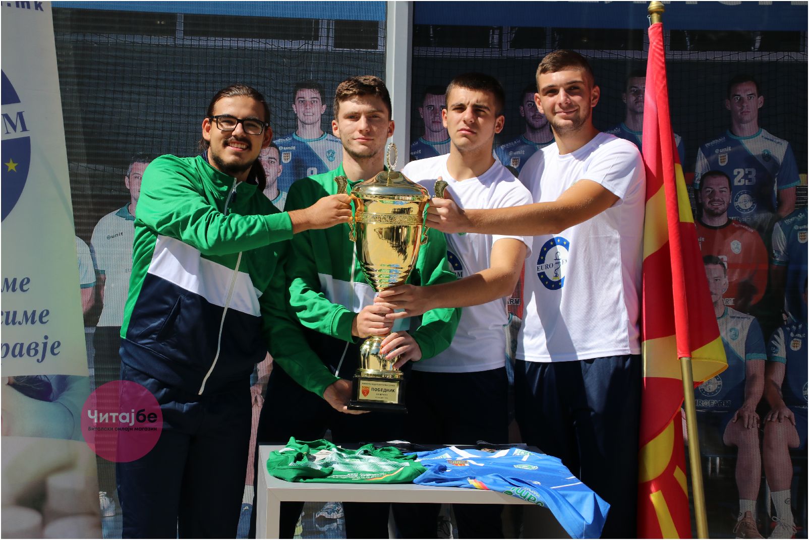 Битолчани се фотографираа со пехарот од Суперкупот кој го освои Еурофарм Пелистер 16 pehar 14