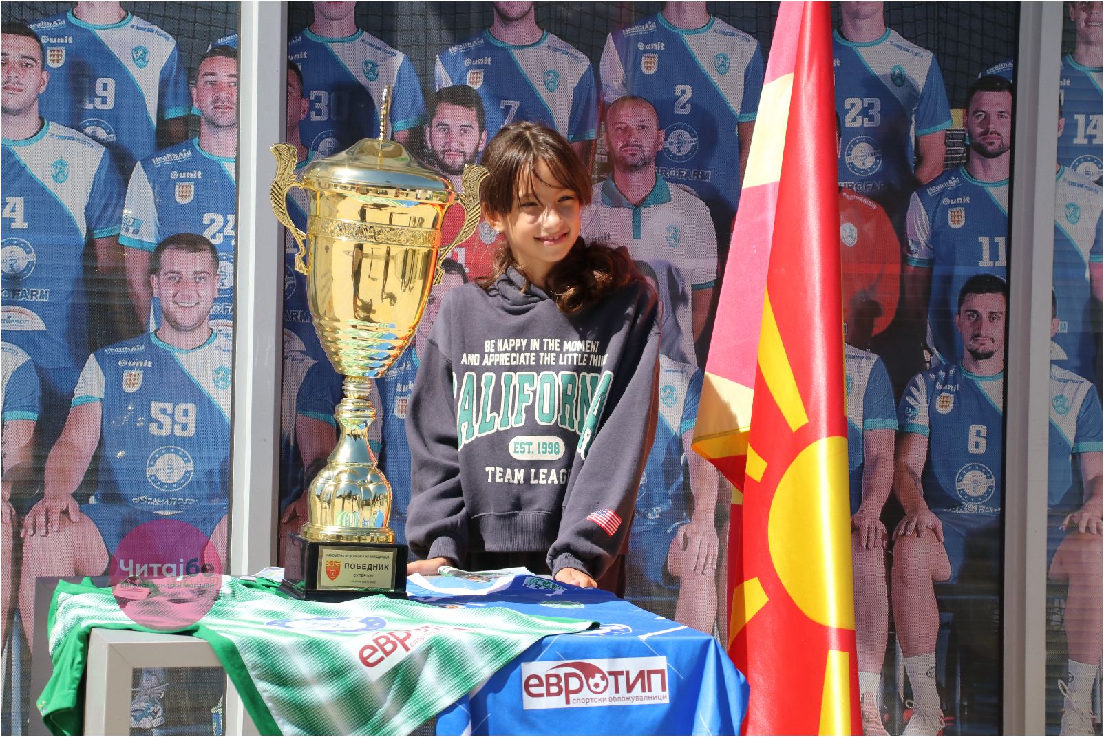 Битолчани се фотографираа со пехарот од Суперкупот кој го освои Еурофарм Пелистер 17 pehar 15