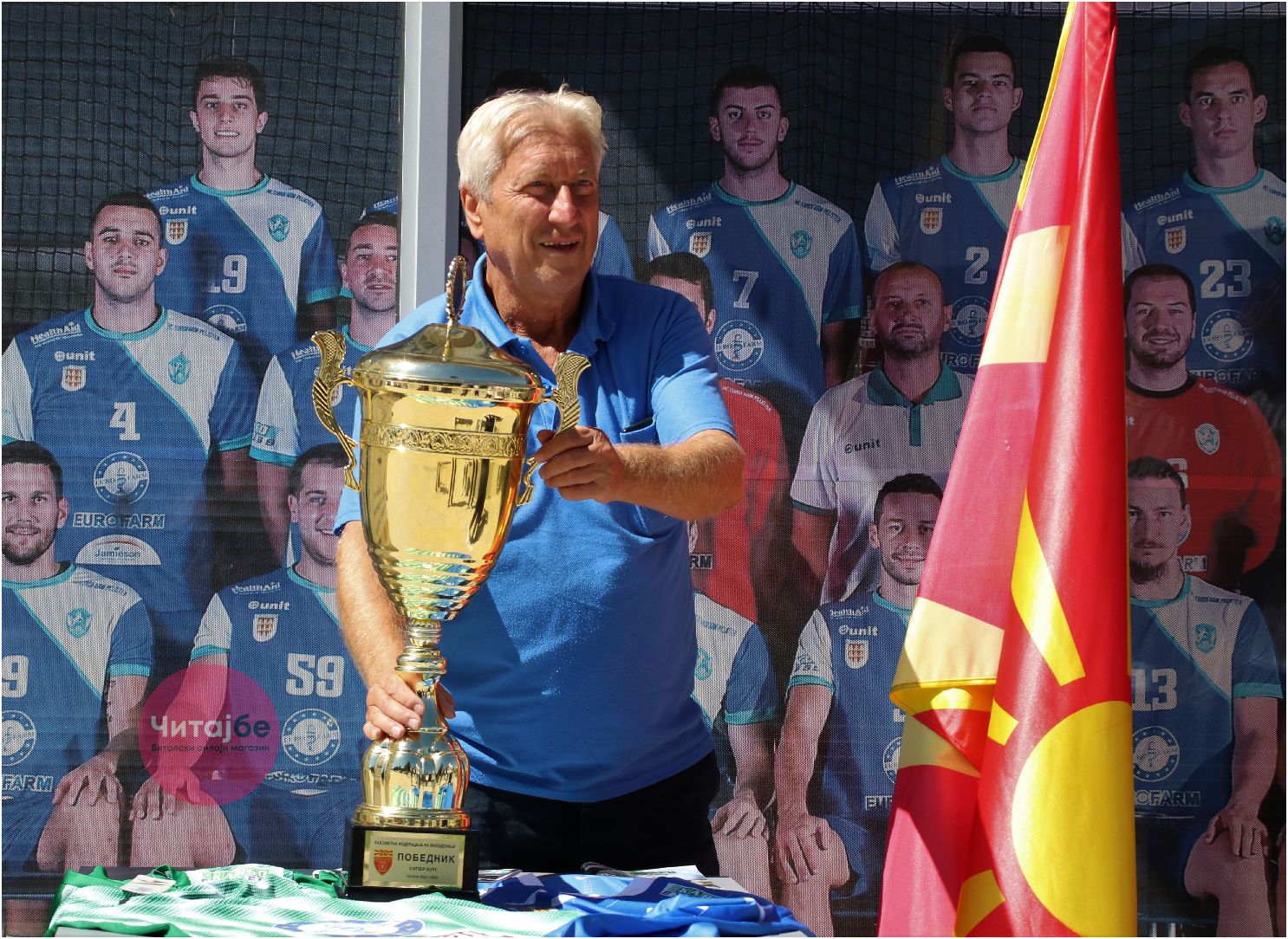 Битолчани се фотографираа со пехарот од Суперкупот кој го освои Еурофарм Пелистер 18 pehar 16