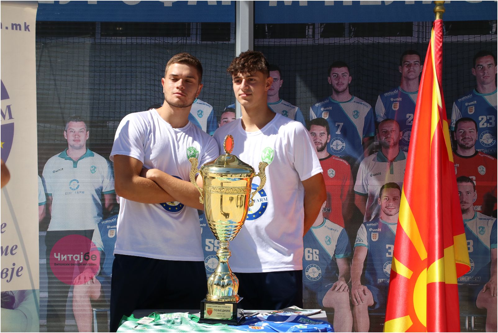 Битолчани се фотографираа со пехарот од Суперкупот кој го освои Еурофарм Пелистер 19 pehar 17