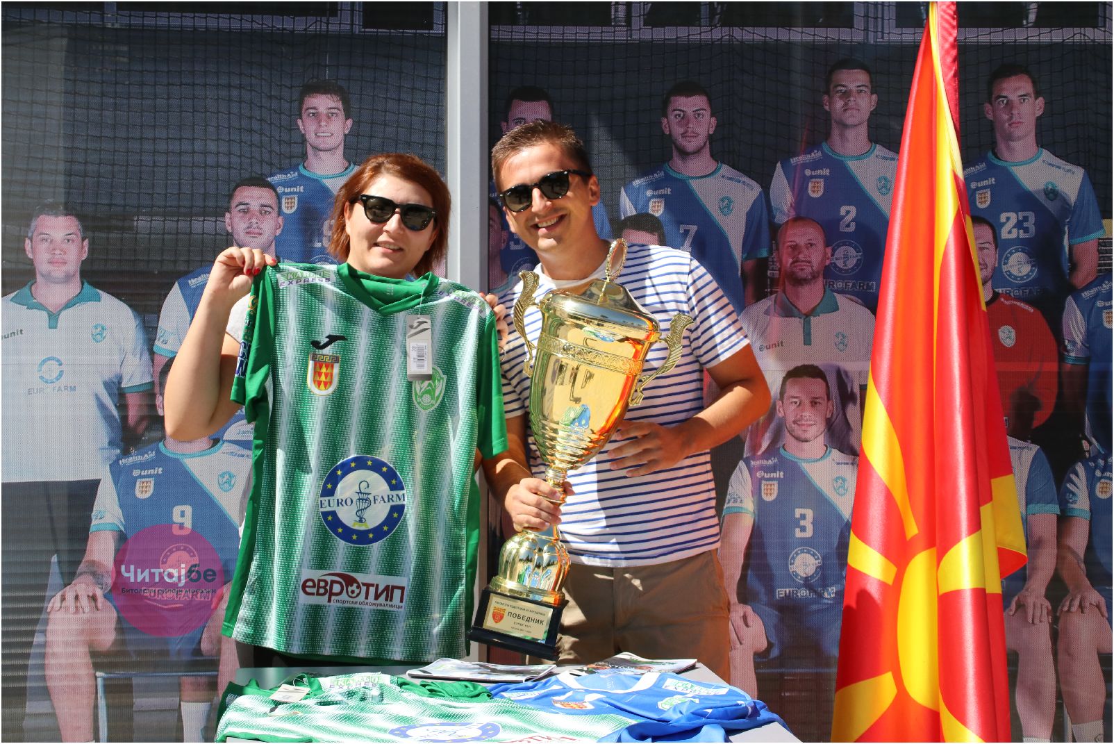 Битолчани се фотографираа со пехарот од Суперкупот кој го освои Еурофарм Пелистер 20 pehar 18