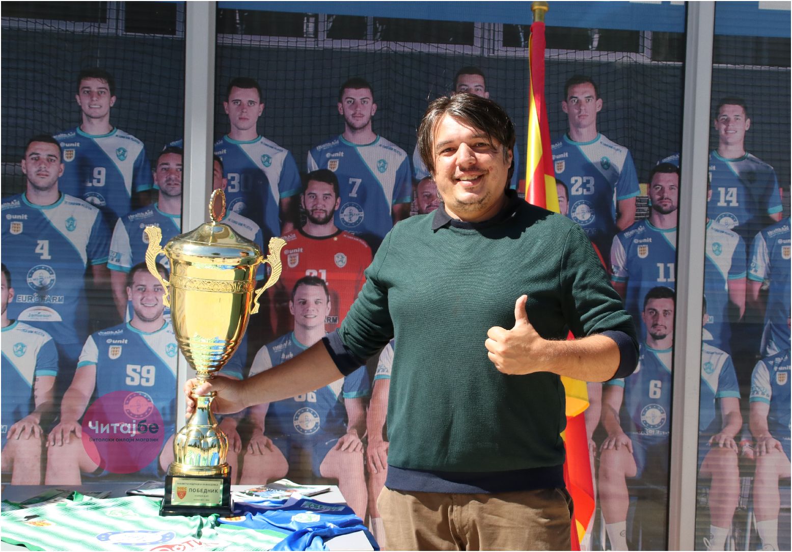 Битолчани се фотографираа со пехарот од Суперкупот кој го освои Еурофарм Пелистер 21 pehar 19