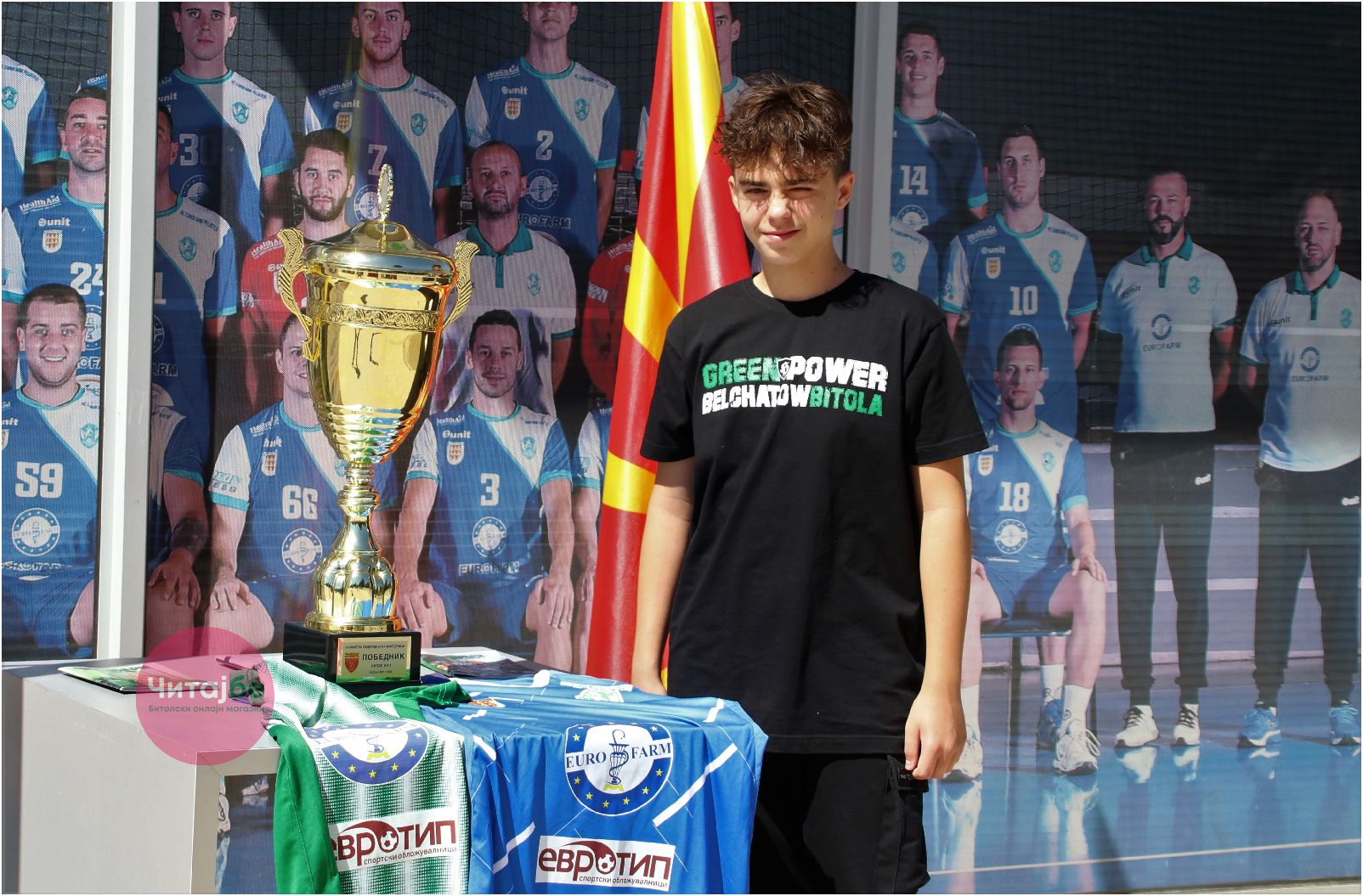 Битолчани се фотографираа со пехарот од Суперкупот кој го освои Еурофарм Пелистер 4 pehar 2