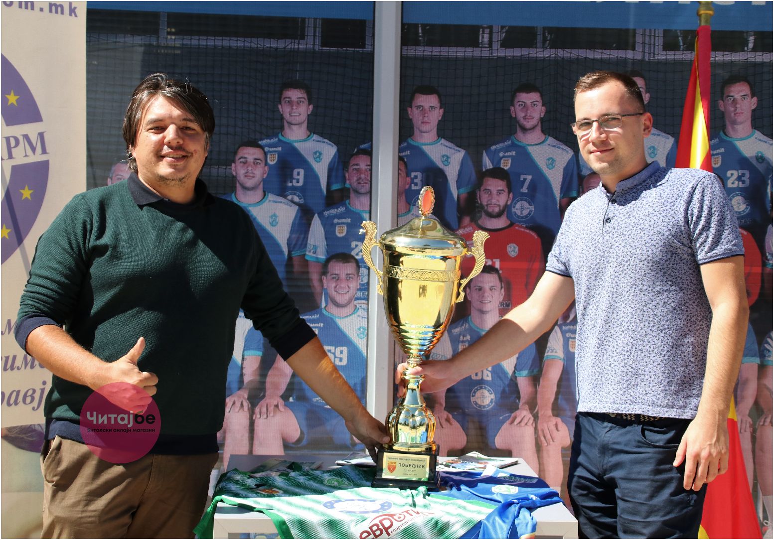 Битолчани се фотографираа со пехарот од Суперкупот кој го освои Еурофарм Пелистер 22 pehar 20