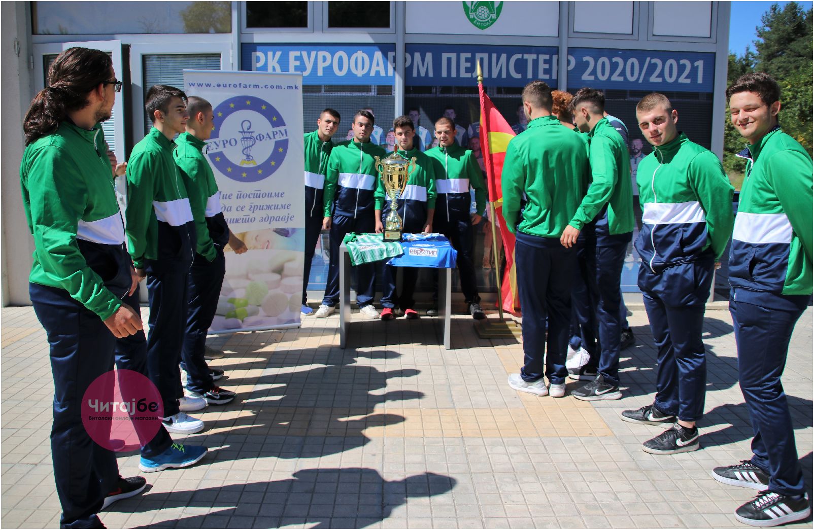 Битолчани се фотографираа со пехарот од Суперкупот кој го освои Еурофарм Пелистер 5 pehar 3