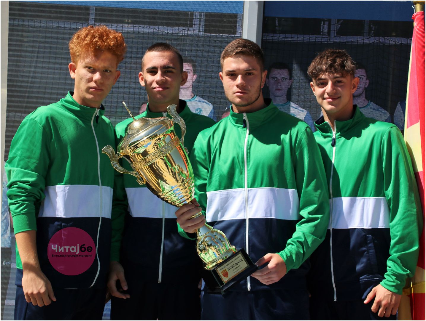 Битолчани се фотографираа со пехарот од Суперкупот кој го освои Еурофарм Пелистер 6 pehar 4