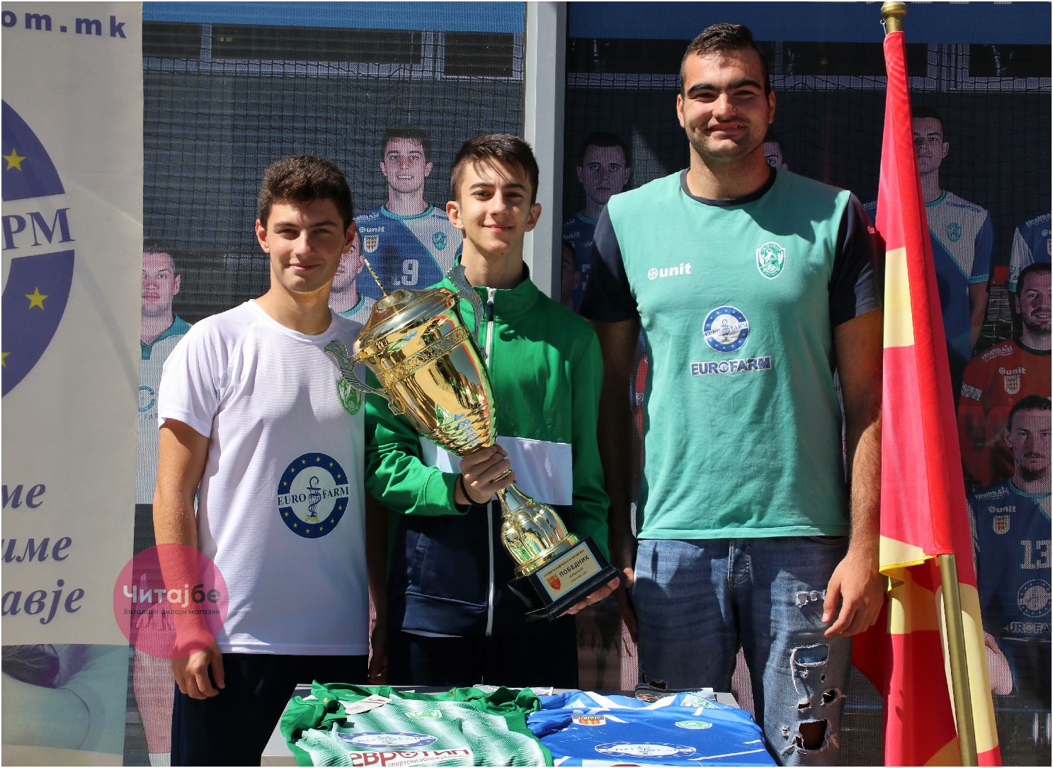 Битолчани се фотографираа со пехарот од Суперкупот кој го освои Еурофарм Пелистер 7 pehar 5