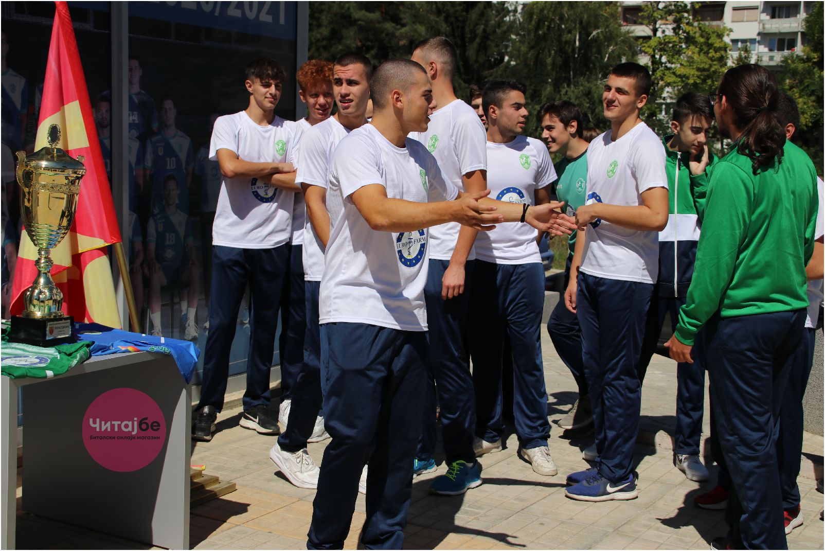 Битолчани се фотографираа со пехарот од Суперкупот кој го освои Еурофарм Пелистер 8 pehar 6