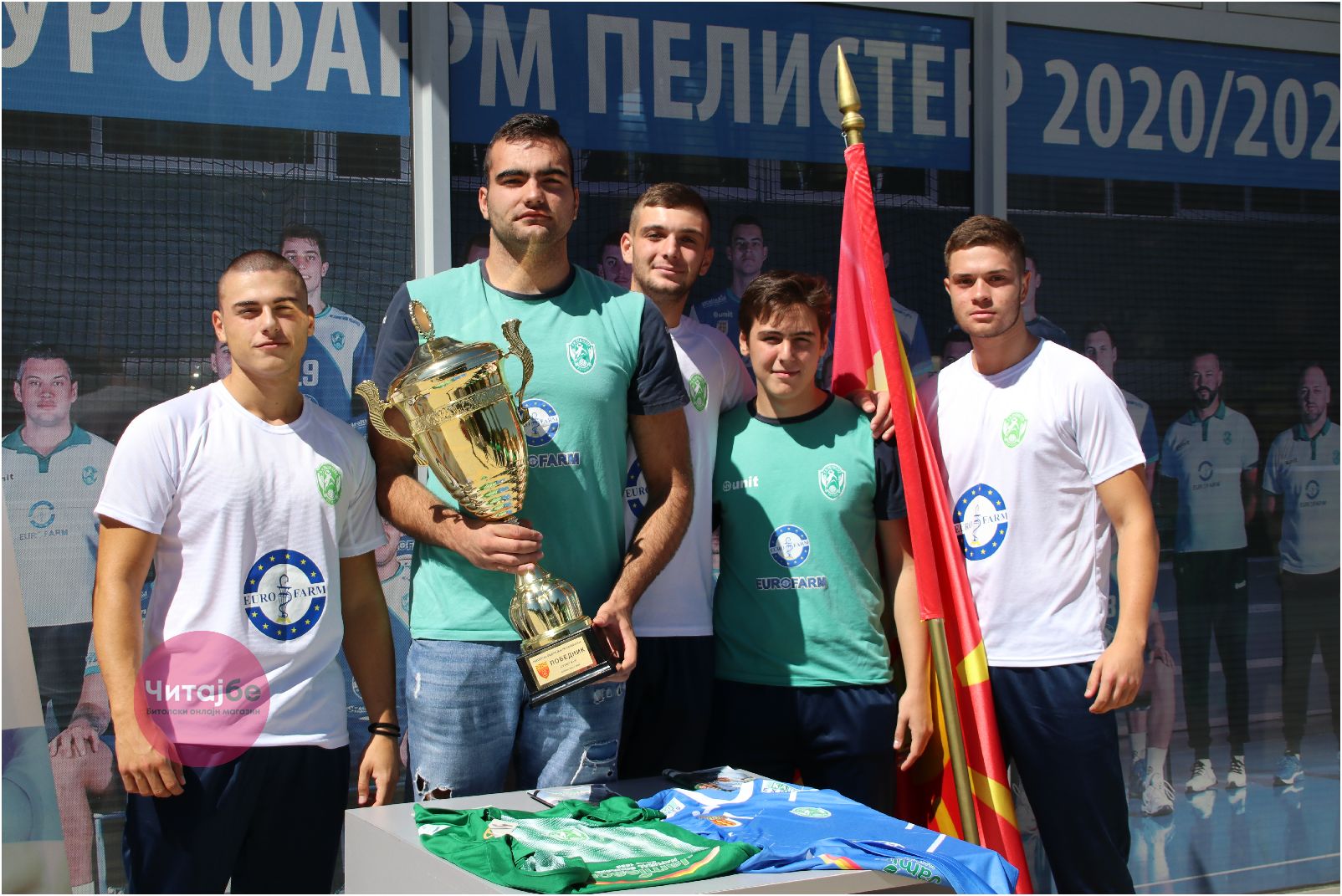 Битолчани се фотографираа со пехарот од Суперкупот кој го освои Еурофарм Пелистер 9 pehar 7