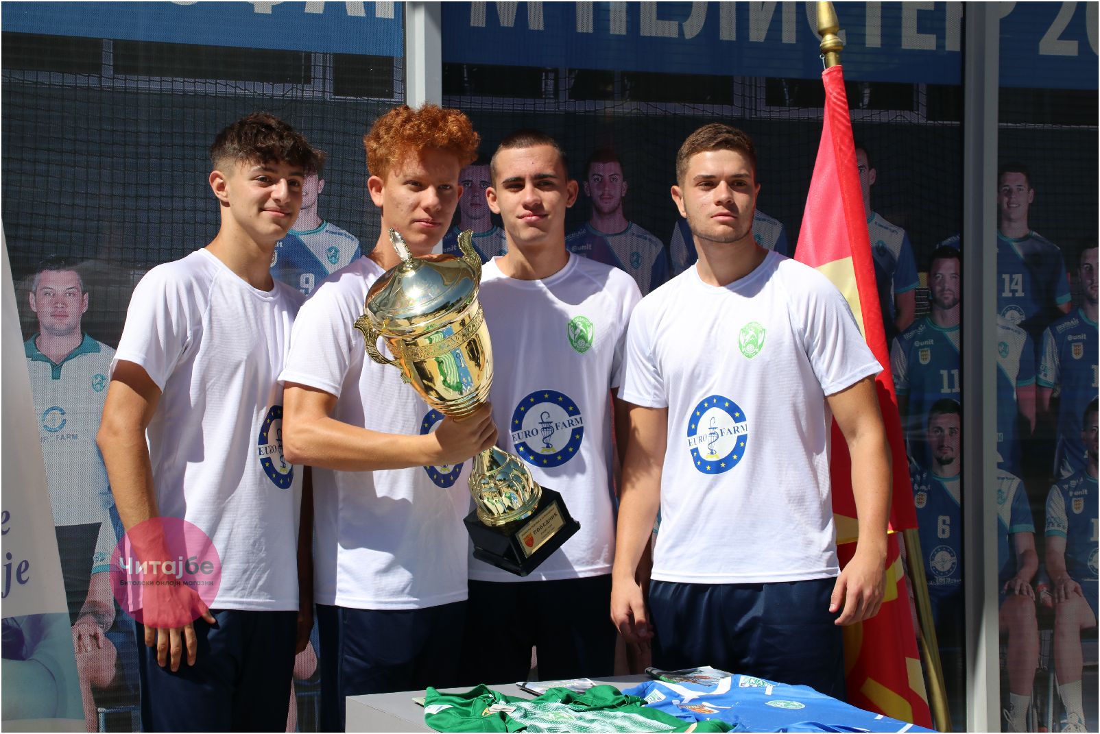 Битолчани се фотографираа со пехарот од Суперкупот кој го освои Еурофарм Пелистер 10 pehar 8