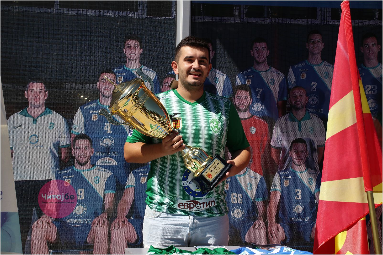 Битолчани се фотографираа со пехарот од Суперкупот кој го освои Еурофарм Пелистер 11 pehar 9