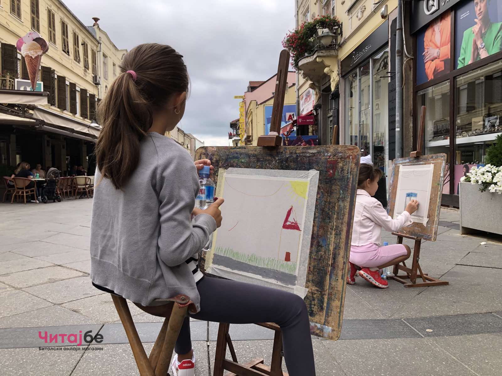 Членовите на ДЛС „Свети Кирил и Методиј" Битола денеска сликаа на Широк Сокак со апел за враќање на статусот - се собираа и донации 10 viber image 2022 09 03 13 02 05 852
