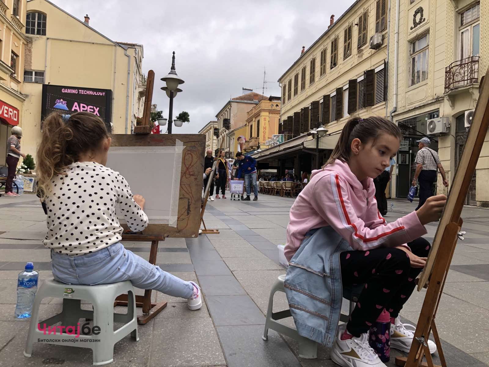 Членовите на ДЛС „Свети Кирил и Методиј" Битола денеска сликаа на Широк Сокак со апел за враќање на статусот - се собираа и донации 17 viber image 2022 09 03 13 02 54 738