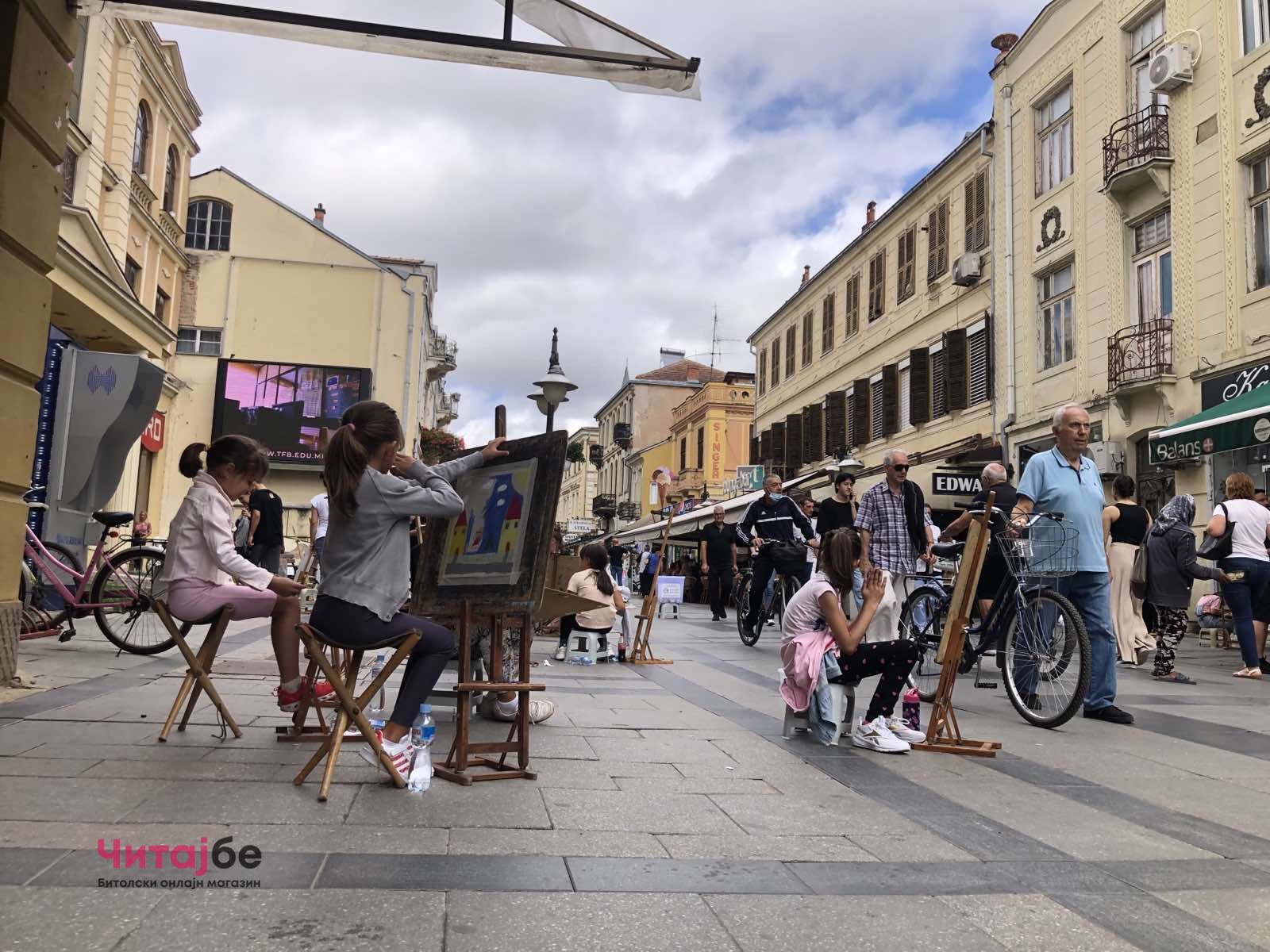 Членовите на ДЛС „Свети Кирил и Методиј" Битола денеска сликаа на Широк Сокак со апел за враќање на статусот - се собираа и донации 22 viber image 2022 09 03 13 02 56 602