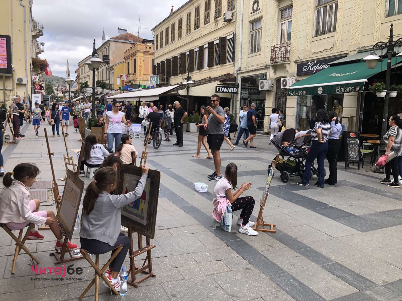 Членовите на ДЛС „Свети Кирил и Методиј" Битола денеска сликаа на Широк Сокак со апел за враќање на статусот - се собираа и донации 23 viber image 2022 09 03 13 02 56 874