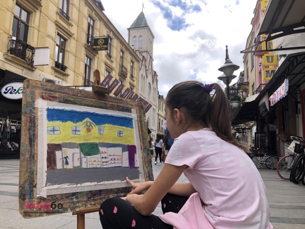 Членовите на ДЛС „Свети Кирил и Методиј" Битола денеска сликаа на Широк Сокак со апел за враќање на статусот - се собираа и донации 5 viber image 2022 09 03 13 03 17 986