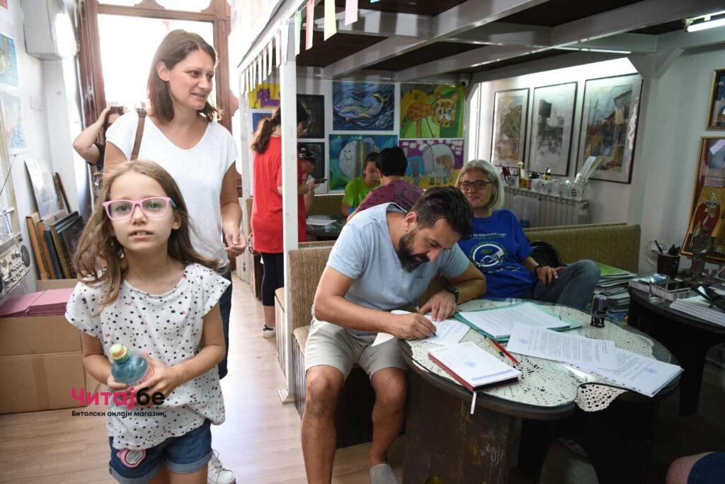 Над 100 ученици ја започнаа школската година при ДЛС „Свети Кирил и Методиј” Битола 6 монмартр уписи 6