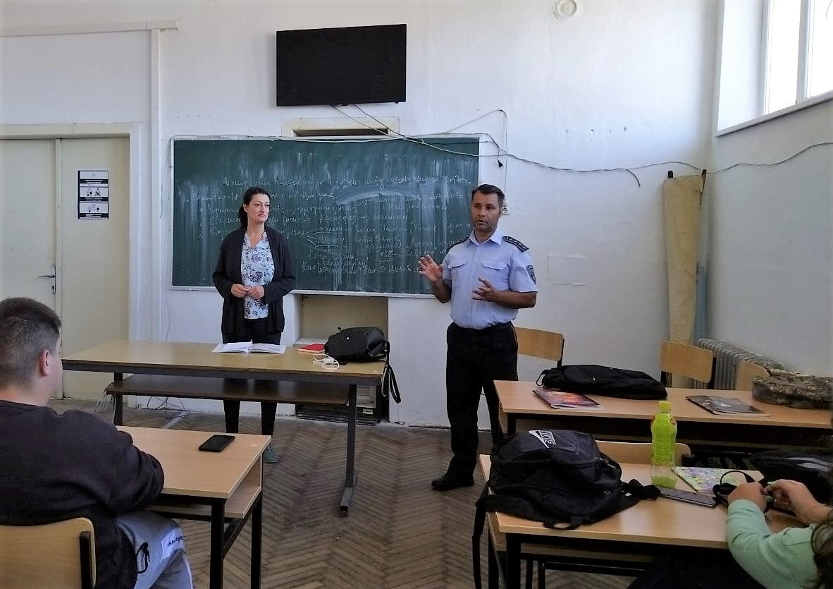 полиција три