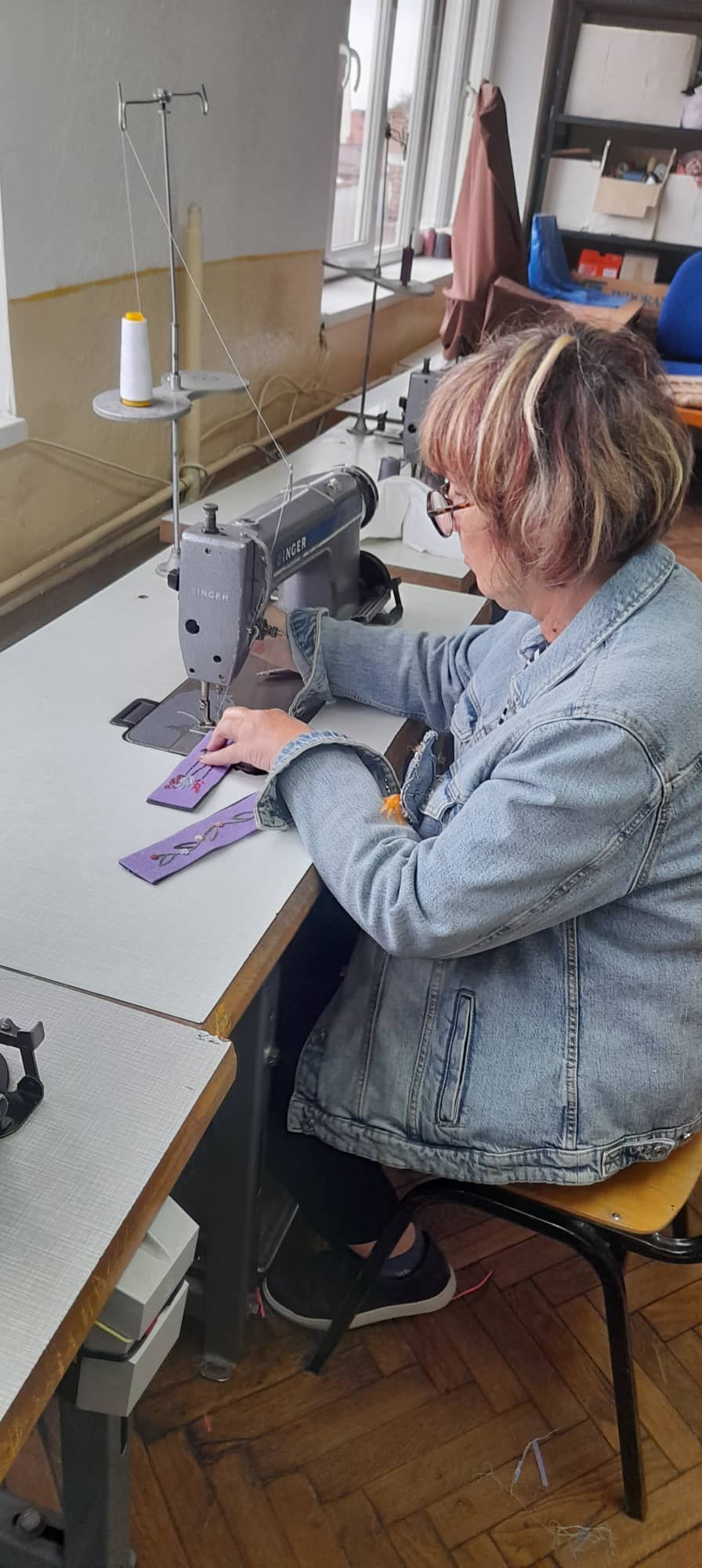 Учениците и професорите од текстилната насока од СОУ „Таки Даскало“ во соработка со битолската библиотека изработија обележувачи за книги 6 311212853 485211010314555 8520857790381654662 n