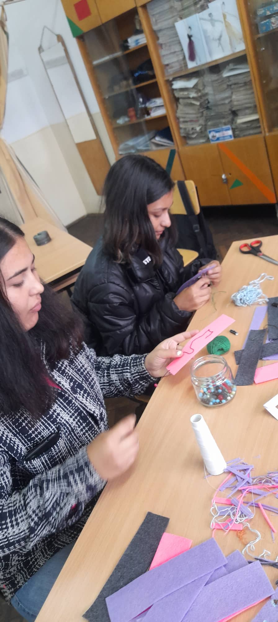 Учениците и професорите од текстилната насока од СОУ „Таки Даскало“ во соработка со битолската библиотека изработија обележувачи за книги 8 311251122 485211116981211 6619948488609168960 n