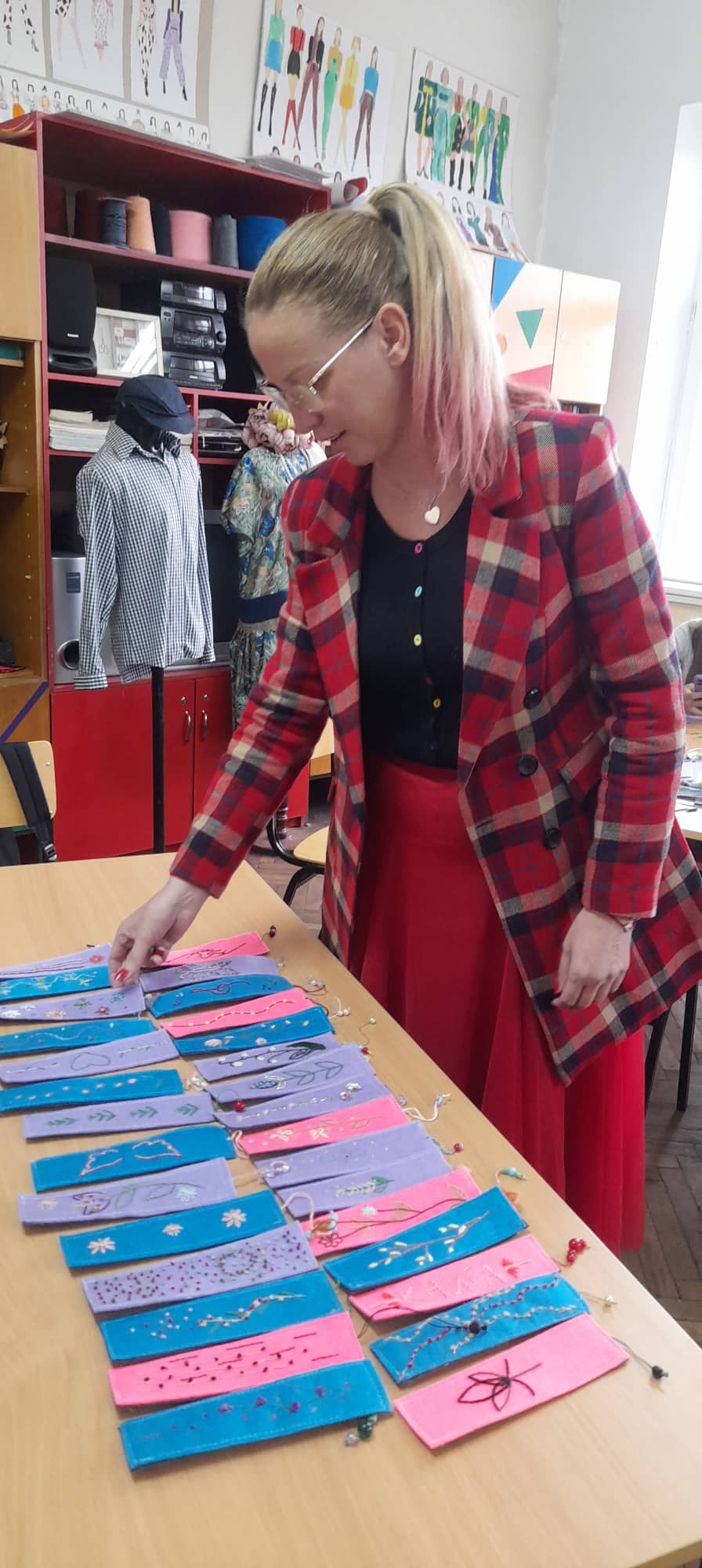 Учениците и професорите од текстилната насока од СОУ „Таки Даскало“ во соработка со битолската библиотека изработија обележувачи за книги 11 311287058 485211006981222 4229442714142491103 n