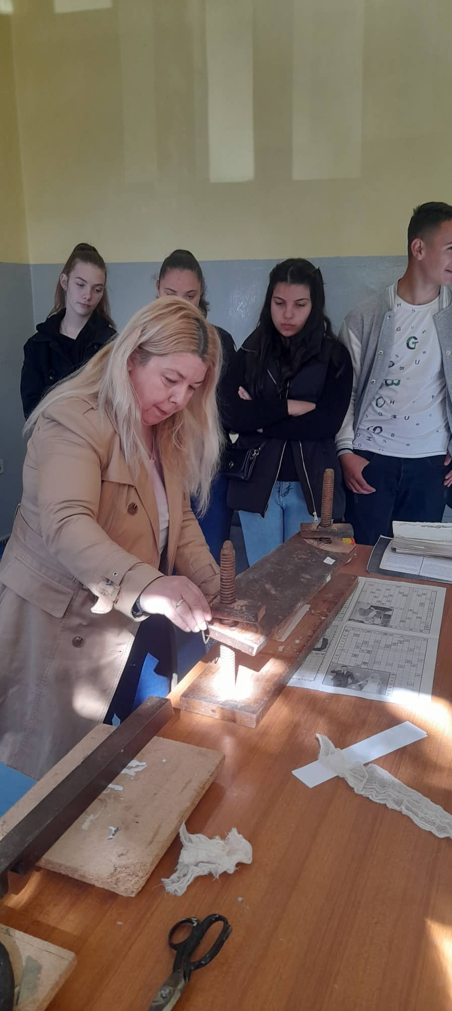 Како се одржува книжевниот фонд во библиотеките - средношколците од графичката струка во посета на битолската библиотека 5 311475256 489816009854055 4574945292012018552 n