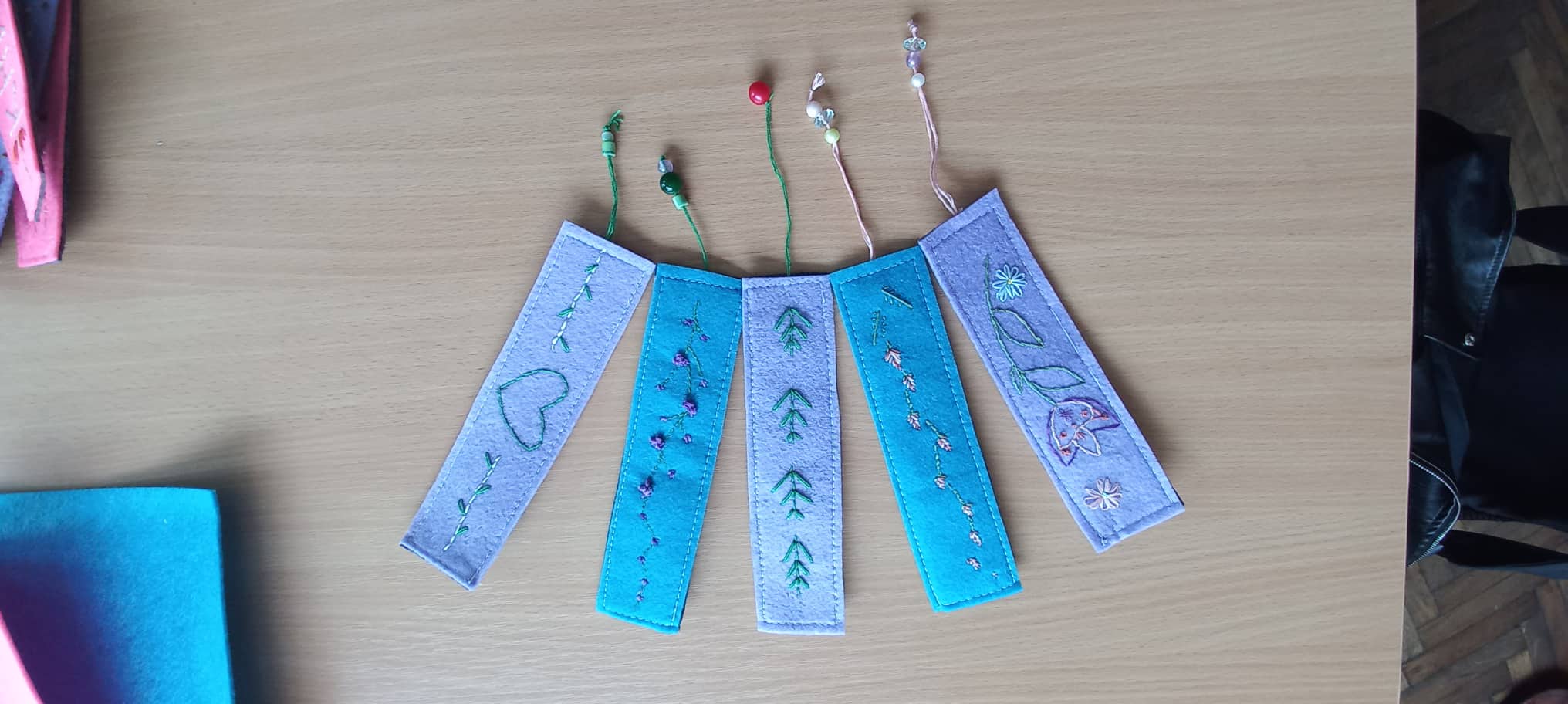 Учениците и професорите од текстилната насока од СОУ „Таки Даскало“ во соработка со битолската библиотека изработија обележувачи за книги 5 311586373 485211260314530 4393609148477160345 n