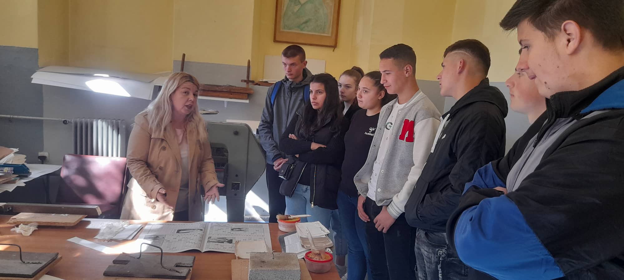 Како се одржува книжевниот фонд во библиотеките - средношколците од графичката струка во посета на битолската библиотека 4 311638309 489816076520715 6353397946757534403 n