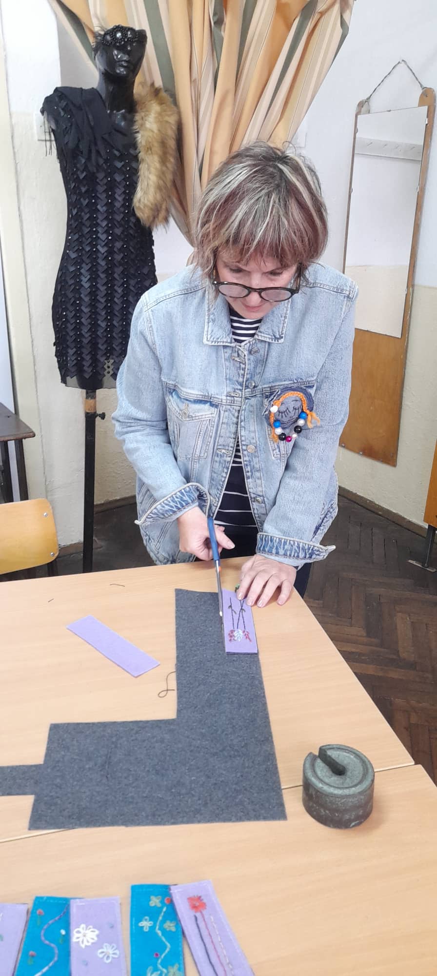 Учениците и професорите од текстилната насока од СОУ „Таки Даскало“ во соработка со битолската библиотека изработија обележувачи за книги 10 311660902 485211000314556 9090880247006101202 n