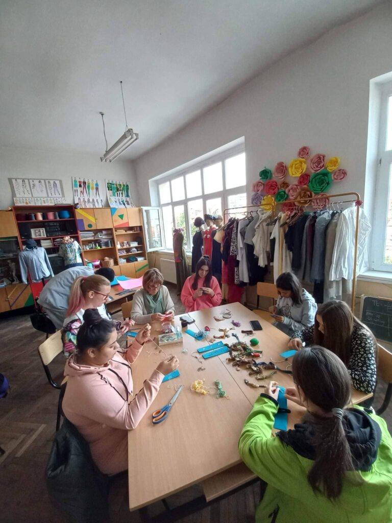 Учениците и професорите од текстилната насока од СОУ „Таки Даскало“ во соработка со битолската библиотека изработија обележувачи за книги 3 311703588 485211236981199 785715519716275529 n