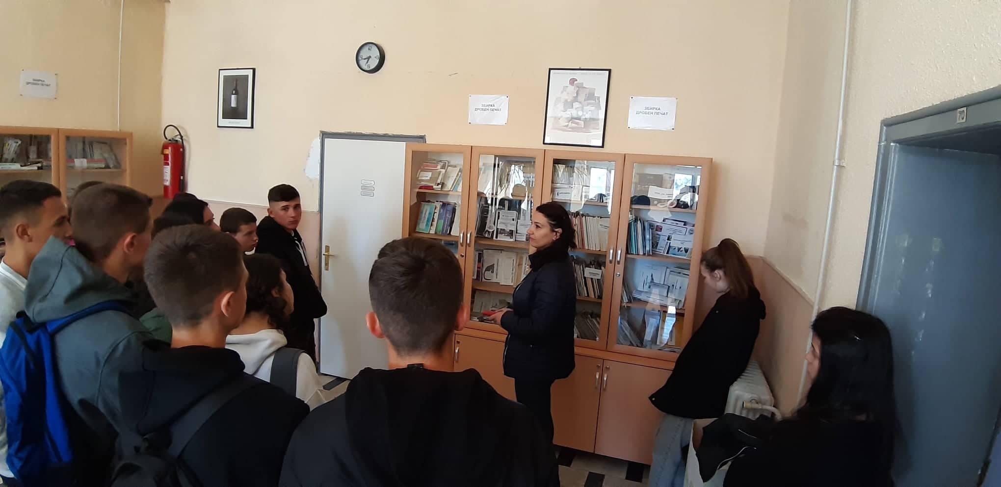 Како се одржува книжевниот фонд во библиотеките - средношколците од графичката струка во посета на битолската библиотека 9 311824355 489815303187459 1411146885903657555 n